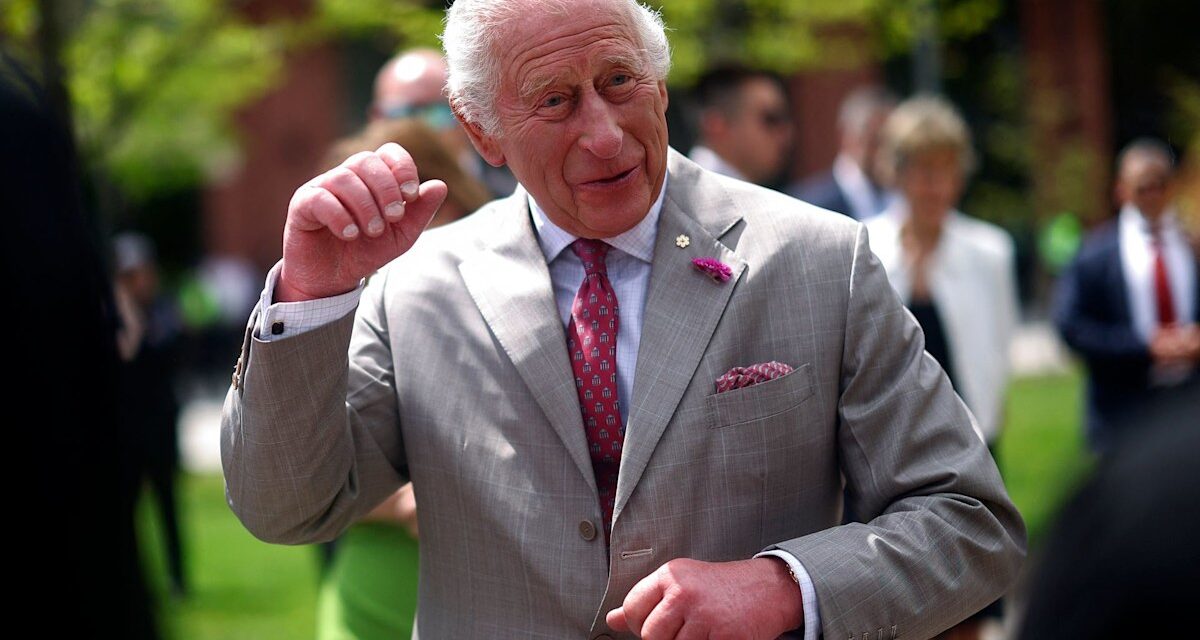 Le roi Charles honore les aides les plus proches, dont le chef et le valet avec un honneur incroyable