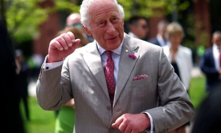 Le roi Charles honore les aides les plus proches, dont le chef et le valet avec un honneur incroyable