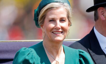 La duchesse Sophie éblouit dans un collier de 4 000 £ à couper le spectacle à Troping the Color