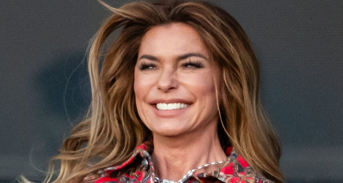Shania Twain, 59 ans, a l&rsquo;air magnifique sur la photo de plage alors qu&rsquo;elle partage la mise à jour de la vie avec les fans