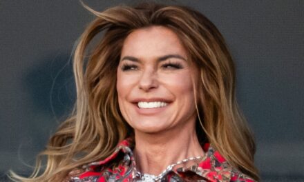 Shania Twain, 59 ans, a l&rsquo;air magnifique sur la photo de plage alors qu&rsquo;elle partage la mise à jour de la vie avec les fans