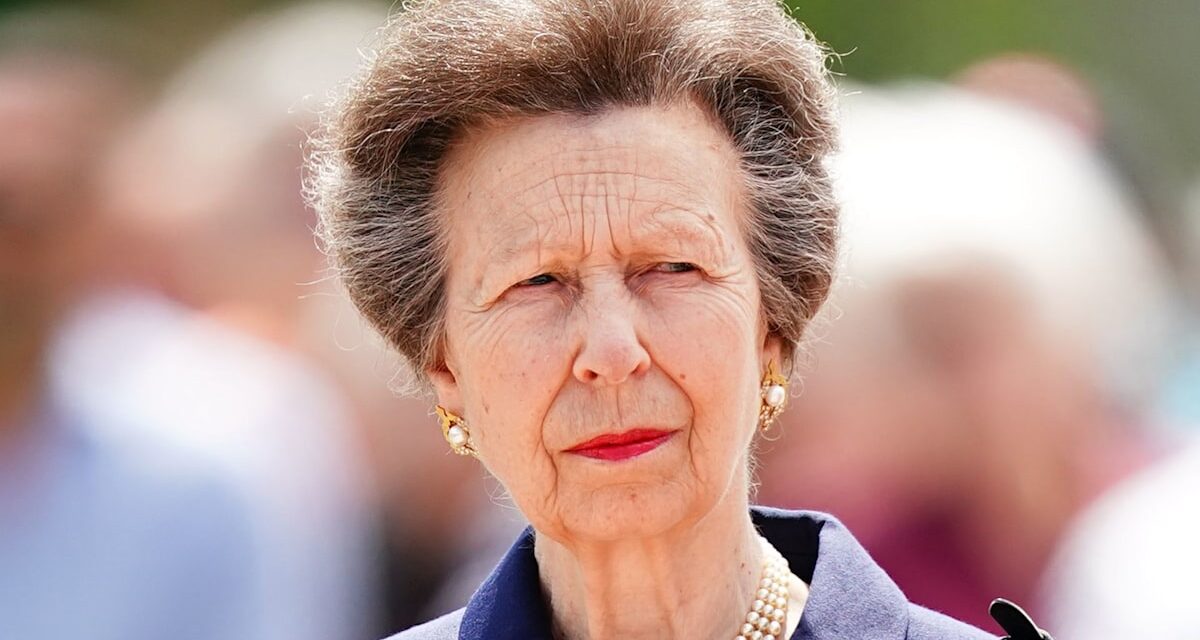 La princesse Anne sport les cheveux de la taille de la taille dans la photoshoot familial à la maison avec ex