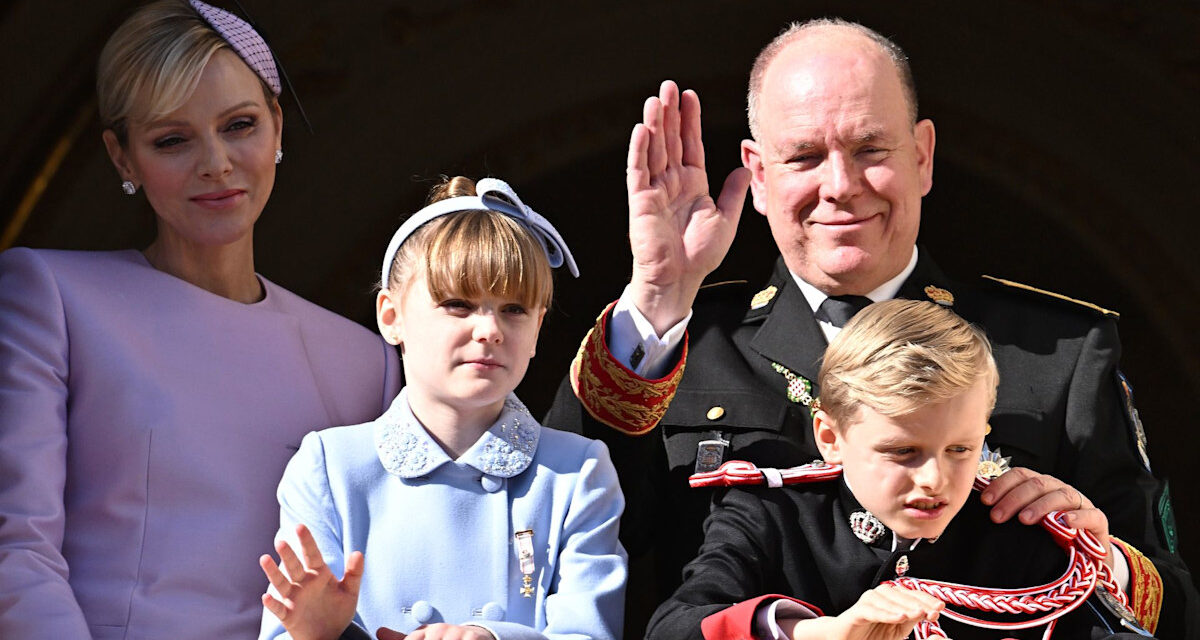 Le prince Albert surprend les enfants jumeaux, le prince Jacques et la princesse Gabriella à l&rsquo;école – Photos exclusives