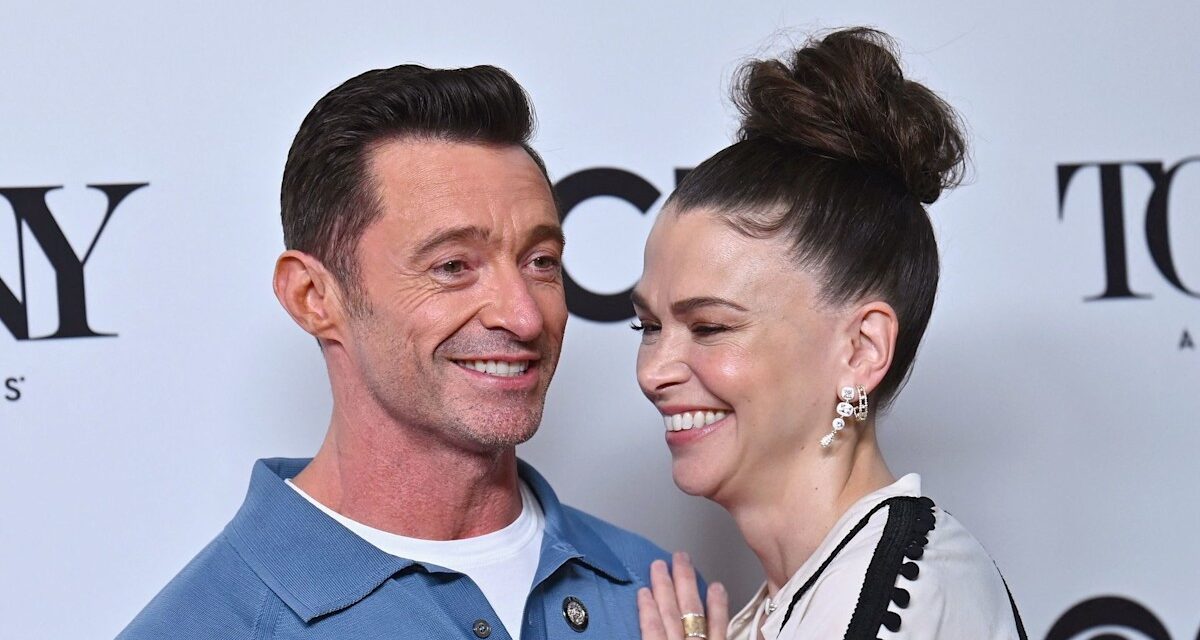 L&rsquo;amant de Hugh Jackman, Sutton Foster, a fait la première apparition audacieuse après que l&rsquo;ex de Deborra ait parlé de «trahison»