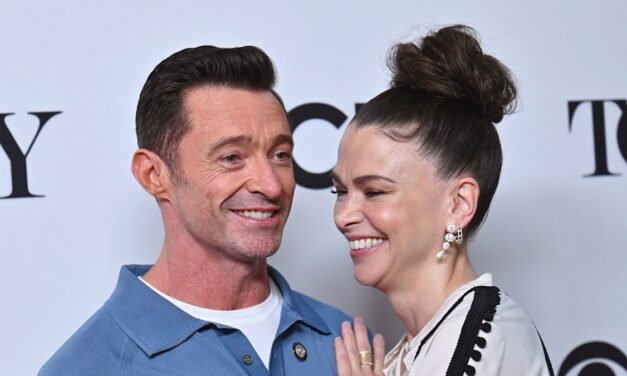 L&rsquo;amant de Hugh Jackman, Sutton Foster, a fait la première apparition audacieuse après que l&rsquo;ex de Deborra ait parlé de «trahison»