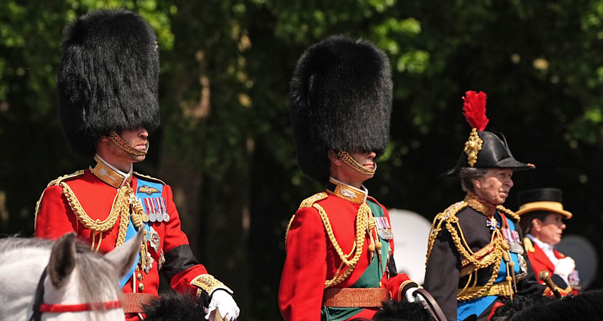 Pourquoi le roi Charles, le prince William et la princesse Anne portaient des brassards noirs au troupe