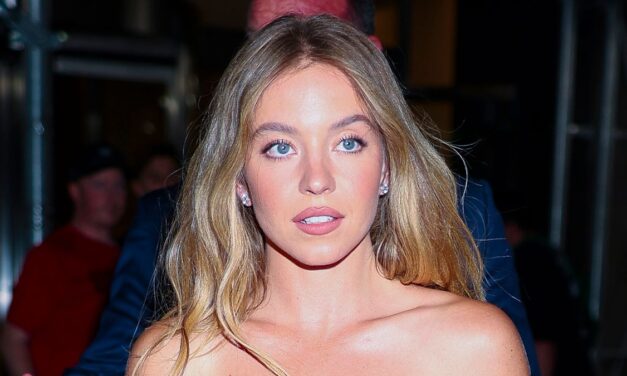 Les ongles à polka inverse de Sydney Sweeney mettent un tour fascinant sur les manucures d&rsquo;été