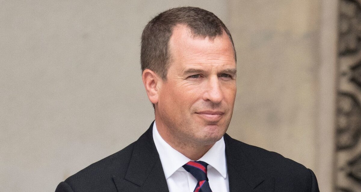 Le roi Charles illustré embrassant le neveu Peter Phillips en photo rare