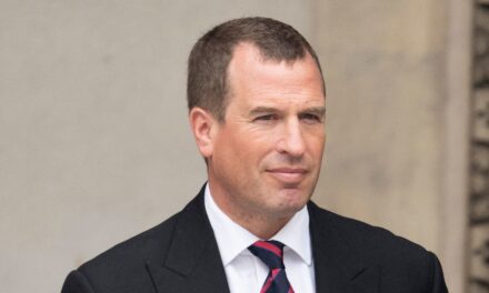 Le roi Charles illustré embrassant le neveu Peter Phillips en photo rare