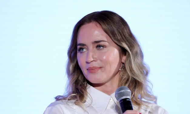 Emily Blunt révèle la lutte secrète qui a façonné son style parental