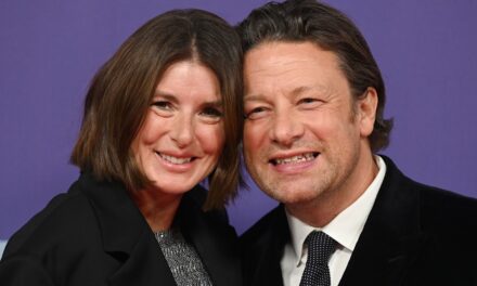 Jools Oliver partage une photo rare de la rivière de son fils «Icône de style» – et il a l&rsquo;air tellement adulte