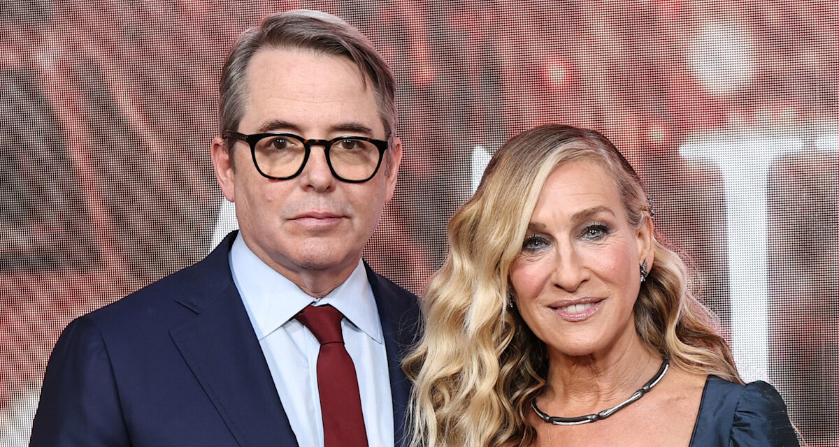 Le fils ciselé de Sarah Jessica Parker est le jumeau de son père Matthew Broderick alors qu&rsquo;ils frappaient la ville pour une soirée étoilée