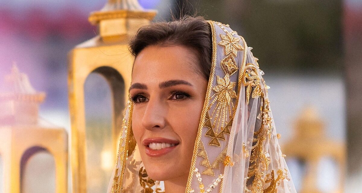 La princesse Rajwa fait un ajustement de tournage à la robe d&rsquo;invité de mariage pure