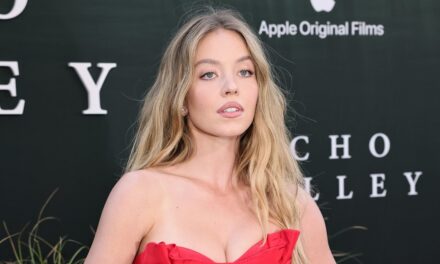 Le maillot de bain plongeant de Cowgirl-Core de Sydney Sweeney devrait être une tendance majeure SS25