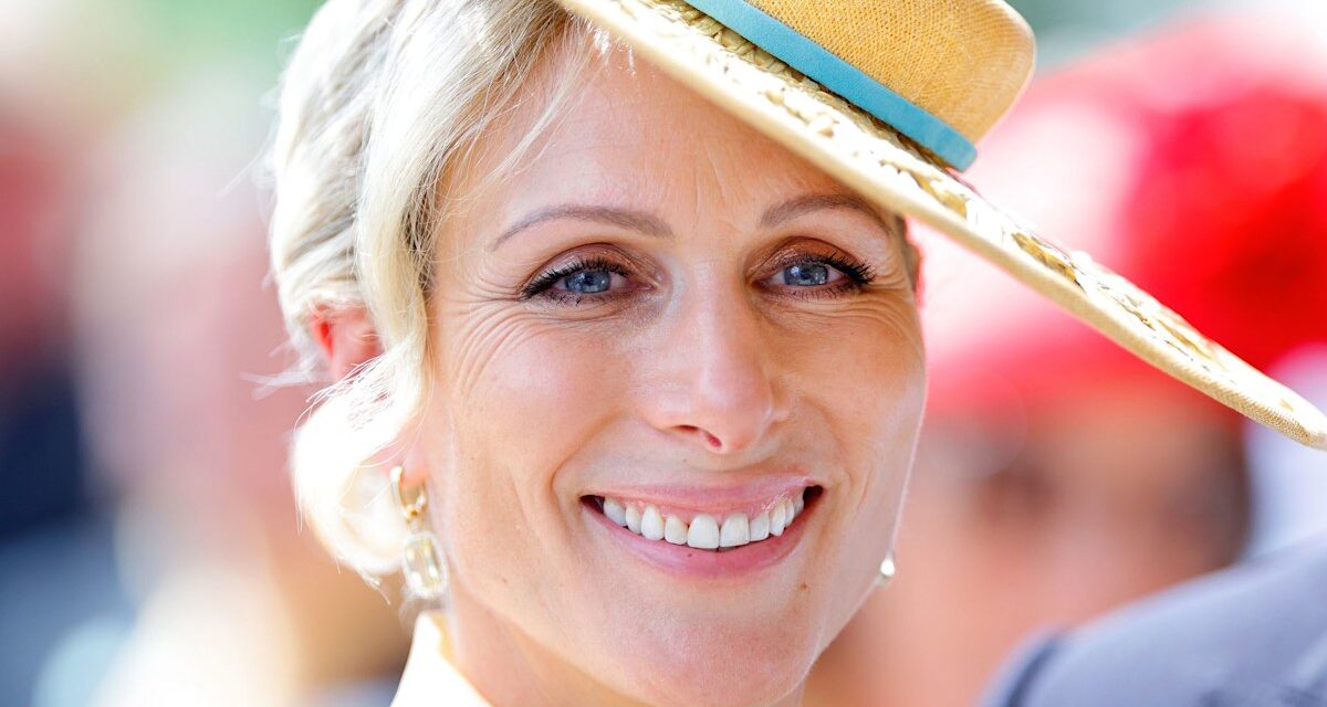 Zara Tindall est élégance personnifiée dans la robe en soie et le chapeau de plaisance en paille