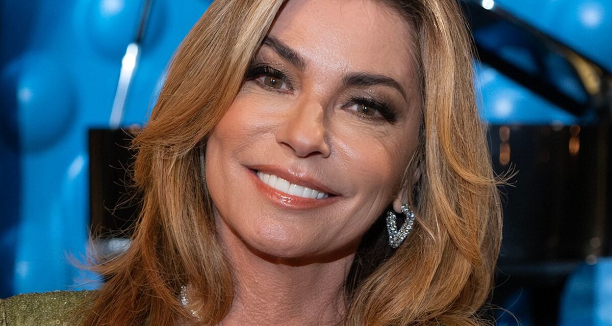 Shania Twain présente des jambes incroyablement toniques dans une mini-robe et des crocs de déclaration transparentes