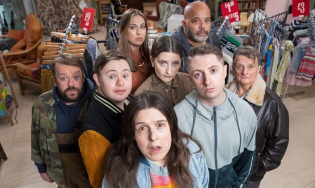Channel 4 révèle tranquillement le premier aperçu de la nouvelle comédie avec Vera et Adolescence Stars