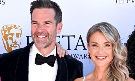 Gethin Jones célèbre des nouvelles passionnantes alors que Helen Skelton Romance spéculate dégénère