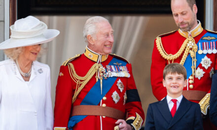 Le prince Louis copie le grand-père du roi Charles avec un geste royal