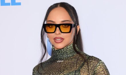 Jade Thirlwall est officiellement notre muse de style Summer 2025 dans les mini-bottes de la cuisse et de la cuisse