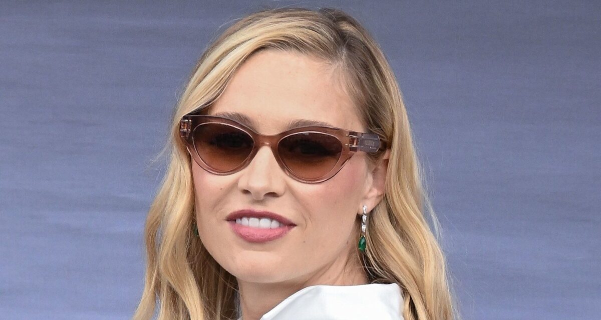 La belle-fille de la princesse Caroline suinte l&rsquo;élégance dans la tenue de grossesse Dior de la tête aux pieds