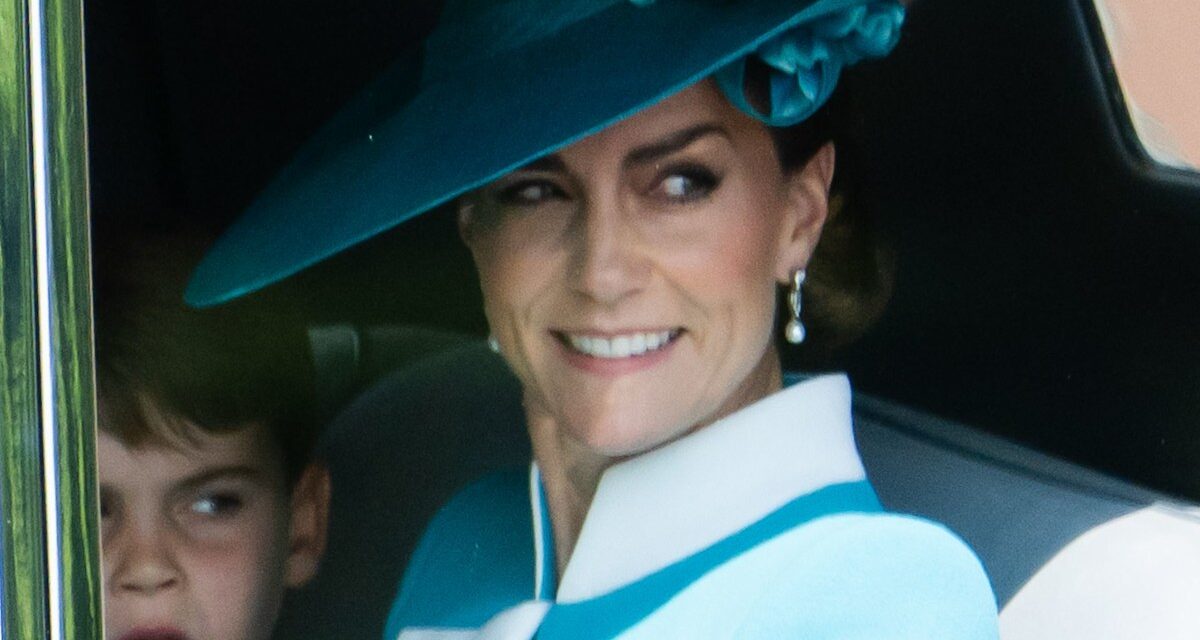 Kate Middleton Wows à Troping the Color 2025 en tenue de bloc de couleur bleu énervé par Catherine Walker