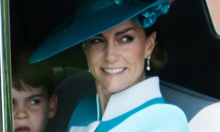 Kate Middleton Wows à Troping the Color 2025 en tenue de bloc de couleur bleu énervé par Catherine Walker