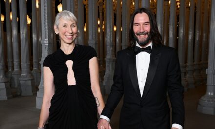 La petite amie de Keanu Reeves montre une bague en diamant sur le doigt de mariage en couple sur PDA