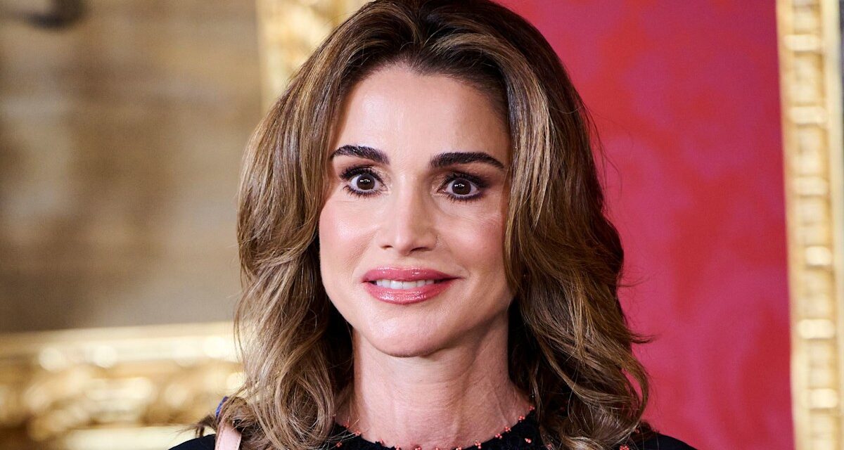 La reine Rania lance la robe Armani «Striking» avec une touche à la cérémonie de mariage de Jeff Bezos