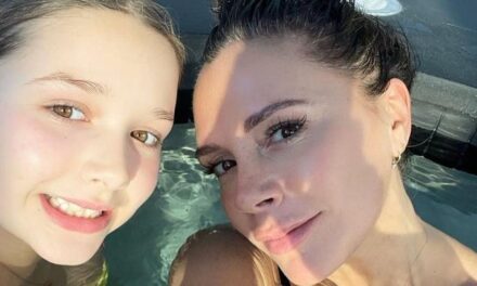 Harper Beckham a l&rsquo;air plus blond que jamais car elle soutient maman Victoria