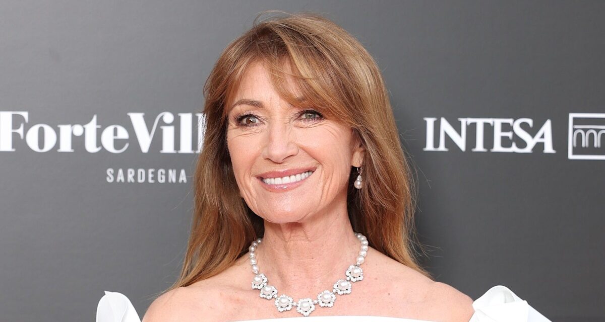 Jane Seymour, 74 ans, a l&rsquo;air sans âge dans une robe accrocheuse après un énorme honneur