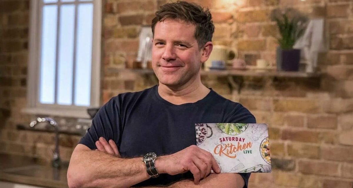 Matt Tebbutt de samedi Kitchen a quitté le visage rouge alors qu&rsquo;il est exposé par Guest Live à l&rsquo;air