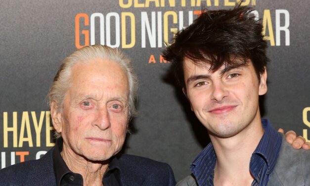 Le fils de Michael Douglas et Catherine Zeta-Jones, Dylan, fait une impression avec une sortie en solo à New York – en tenue répétée