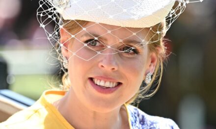 La princesse Beatrice étourdit avec une queue de cheval de taille swishy dans une tenue de coloration à la couleur à Ascot