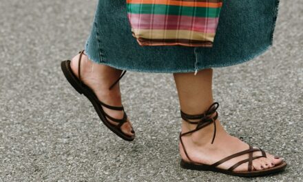 16 chaussures d&rsquo;été pour les femmes dans la quarantaine, les années 50 et 60 qui veulent avoir l&rsquo;air élégant (mais soutenue)