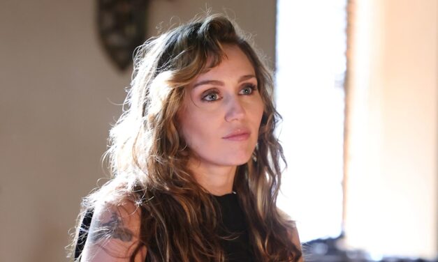 Miley Cyrus brise le silence sur la querelle de famille: «Dark Decade»