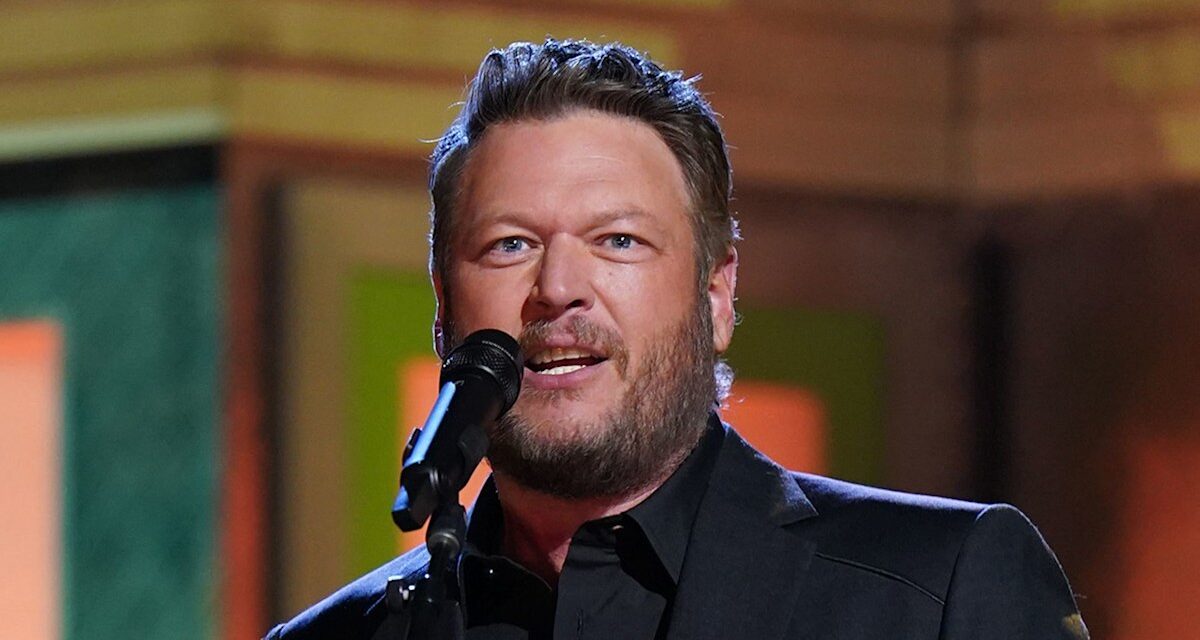 Blake Shelton a traité une mise à jour décevante après la controverse AMAS avec Gwen Stefani