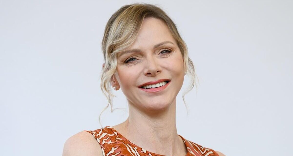 La princesse Charlene pourrait être un modèle à côté de la fille sombre en robe cintrée