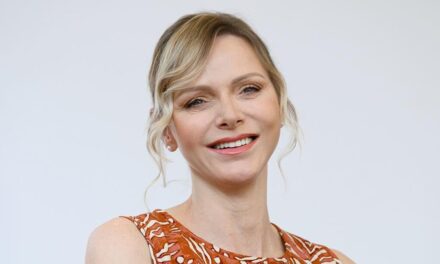 La princesse Charlene pourrait être un modèle à côté de la fille sombre en robe cintrée