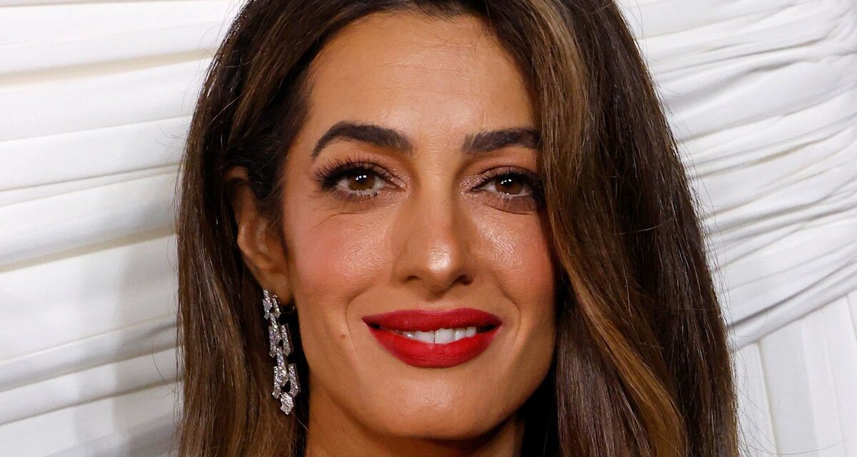 Amal Clooney est une déesse avec des cheveux de sirène les plus longs que nous ayons jamais vus
