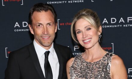 L&rsquo;ex-mari d&rsquo;Amy Robach, Andrew Shue, rayonne sur une nouvelle photo pendant les retrouvailles de famille spéciales