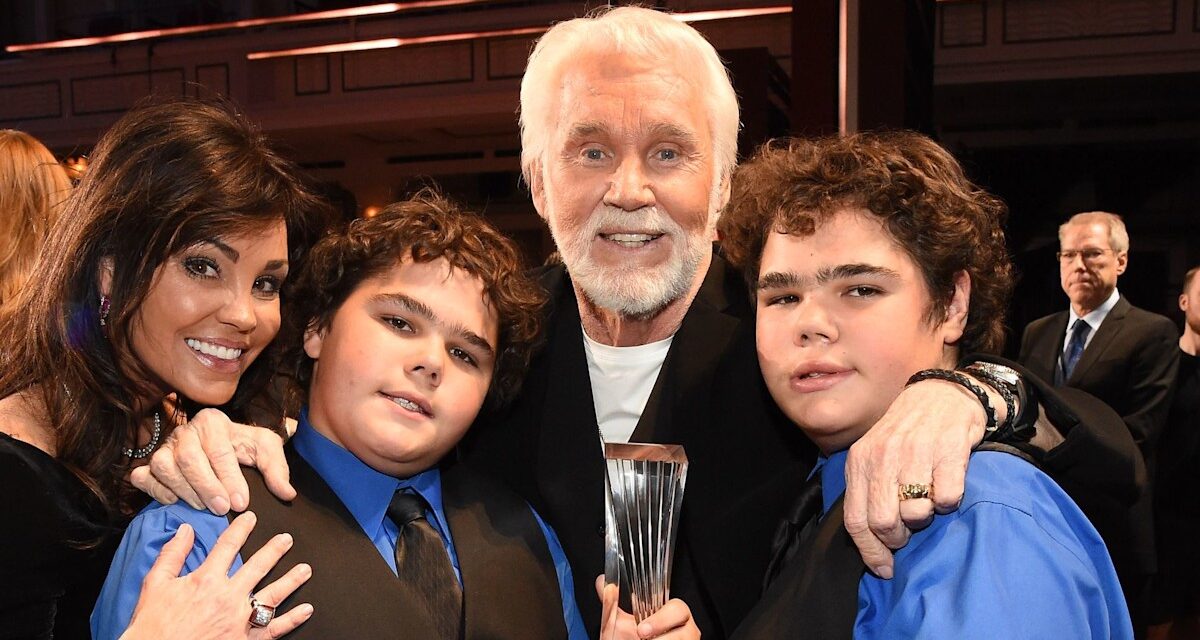 Les fils jumeaux de Kenny Rogers sont tellement adultes sur une photo rare
