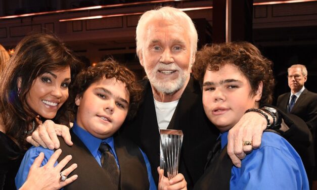 Les fils jumeaux de Kenny Rogers sont tellement adultes sur une photo rare