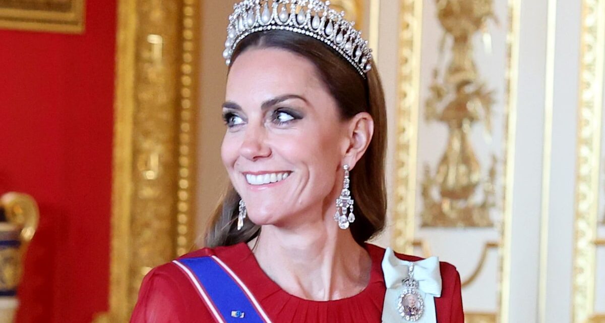 Kate Middleton est à couper le souffle dans la robe Givenchy rouge et le diadème préféré