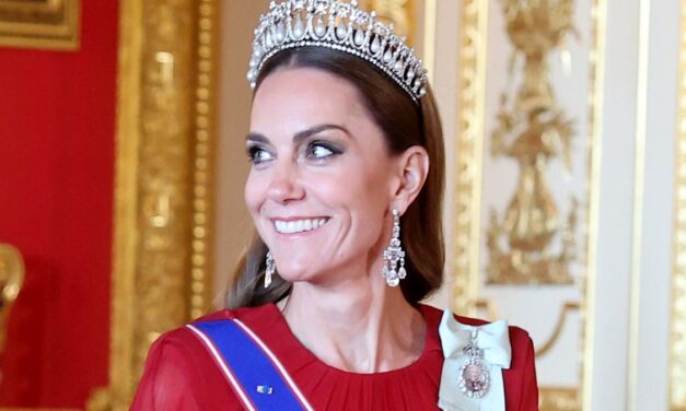 Kate Middleton est à couper le souffle dans la robe Givenchy rouge et le diadème préféré