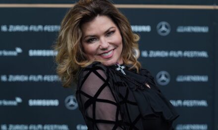 Shania Twain rock les micro-shorts dans les dernières photos de la scène du mari Frédéric Thiébaud
