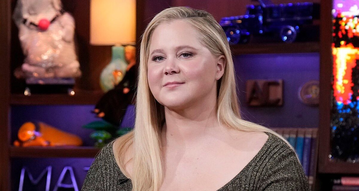 Amy Schumer met en valeur son incroyable physique minceur en maillot de bain ajusté