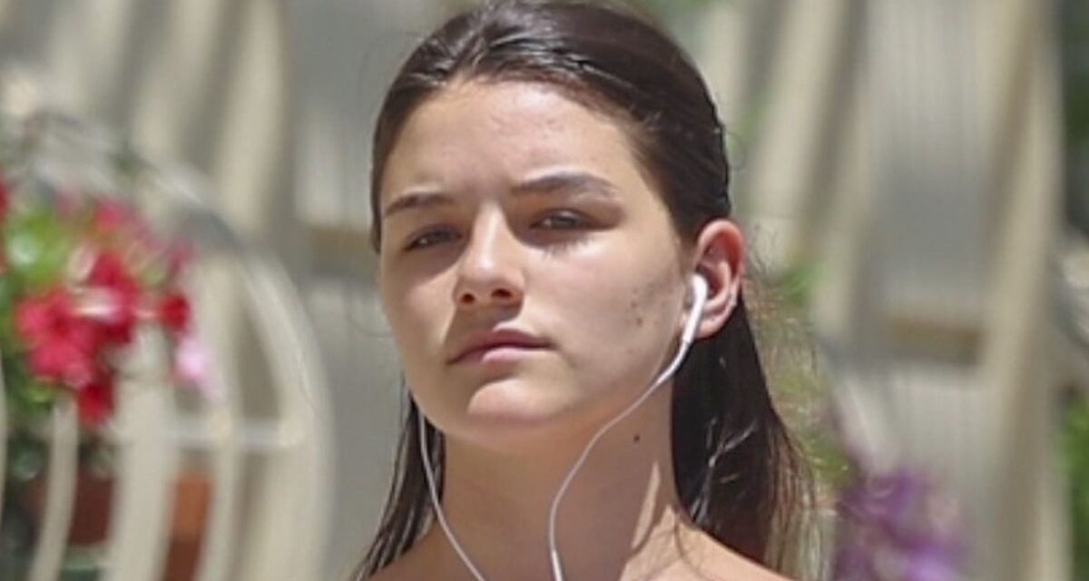 Suri Cruise bat la chaleur NY dans la jupe et le combo de chaussettes AB-Baring