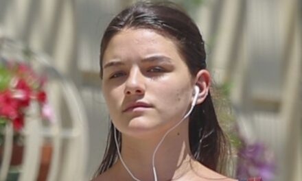 Suri Cruise bat la chaleur NY dans la jupe et le combo de chaussettes AB-Baring