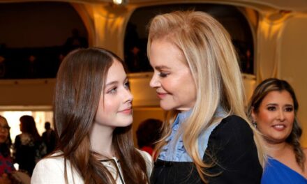 La plus jeune fille aux cheveux corvonnels rarement vêtus de Nicole Kidman est son jumeau dans une nouvelle vidéo candide